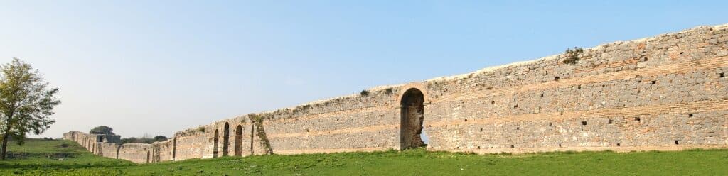 Άποψη του τείχους της παλαιοχριστιανικής οχύρωσης