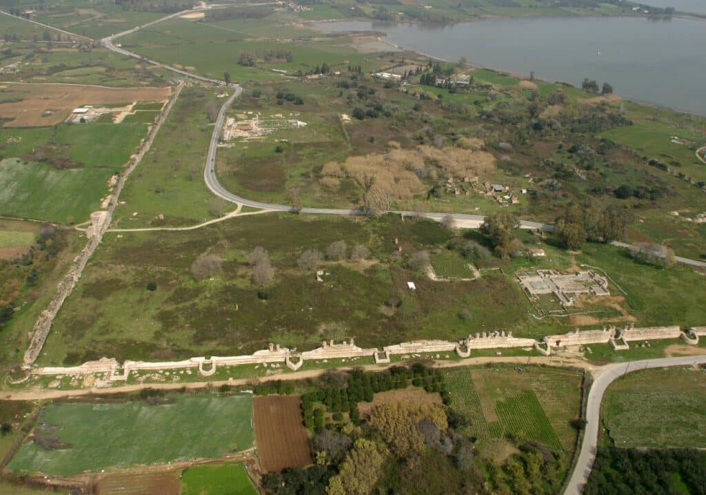 Αεροφωτογραφία των τειχών. Διακρίνονται οι Βασιλικές Α και Β