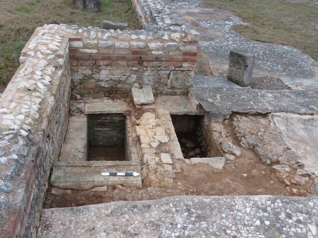 The cist graves of the south apartment